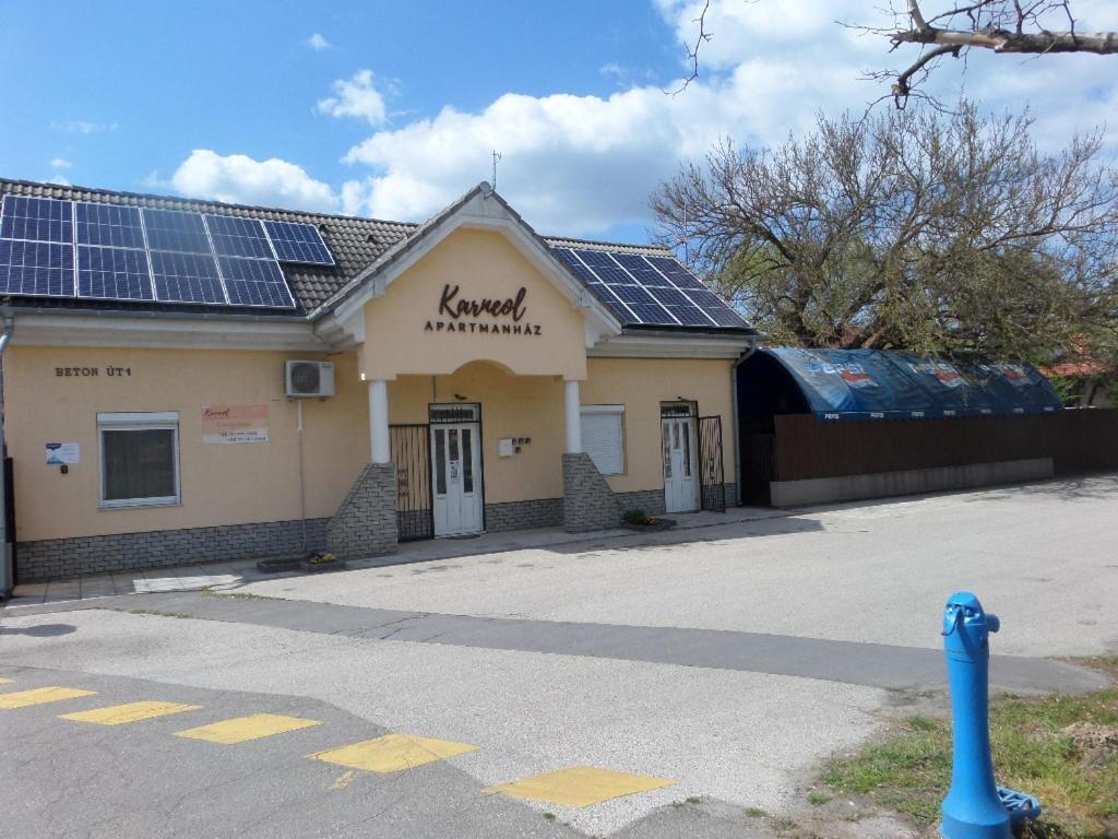 Karneol Apartmanhaz *